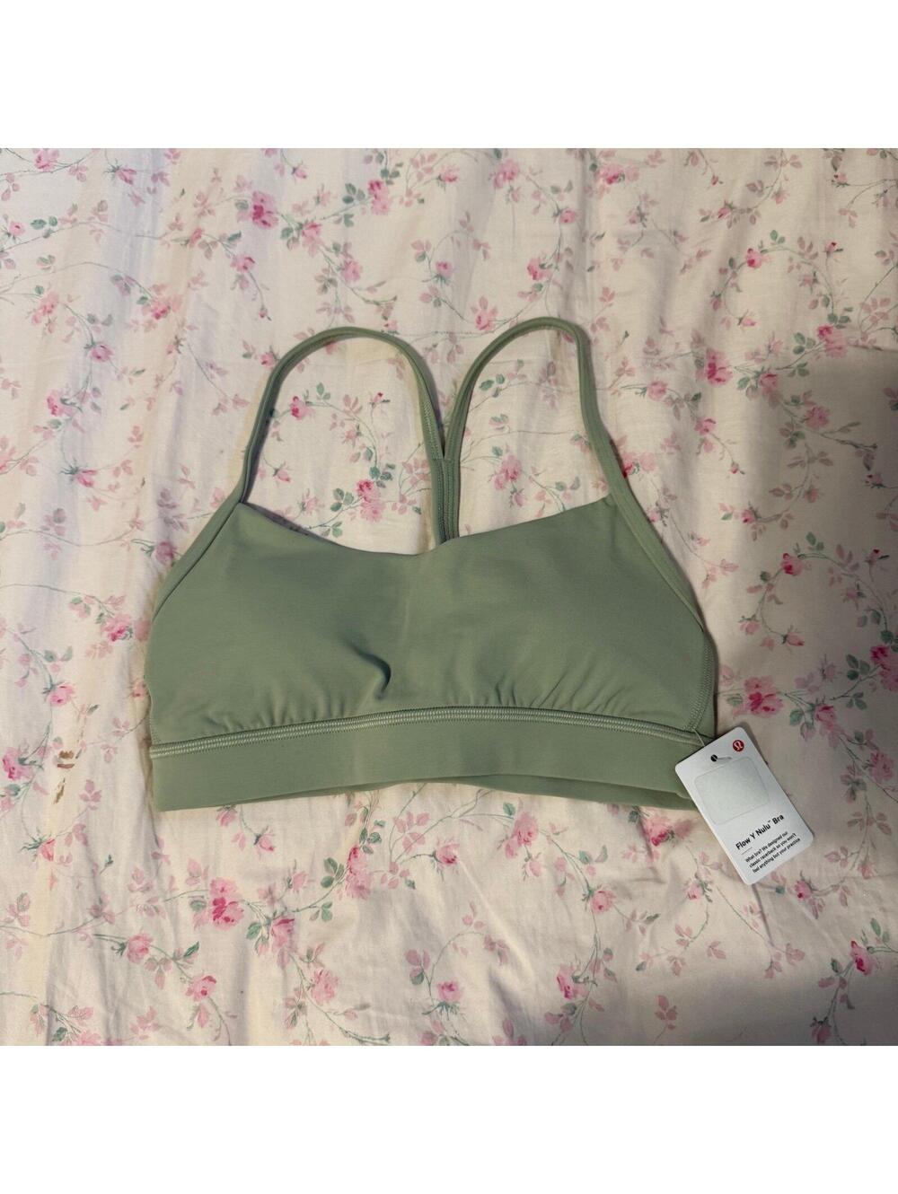 Lululemon Athletica Flow y Nulu Sports Bra